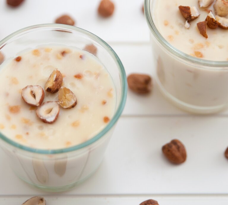 Zwei Gläser mit der Lebkuchen-Mousse und den gehackten Haselnüssen on top. | © AdobeStock/ A_Lein