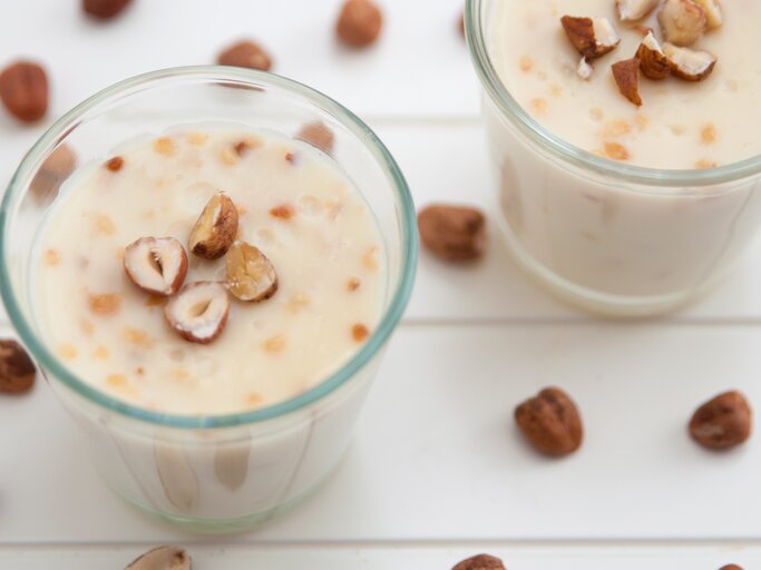 Zwei Gläser mit der Lebkuchen-Mousse und den gehackten Haselnüssen on top. | © AdobeStock/ A_Lein