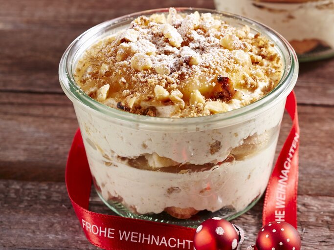 Lebkuchen-Dessert im Glas mit weihnachtlicher Deko auf Holz.  | © Getty Images/Teubner Foodfoto GmbH