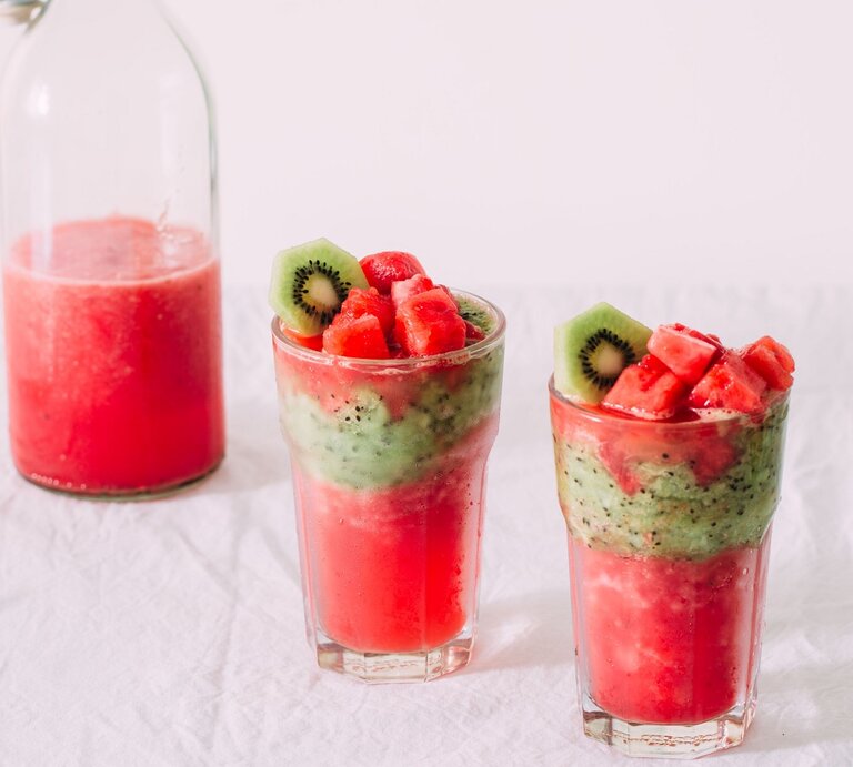 Zwei Gläser mit dem Wassermelonen-Kiwi-Smoothie auf weißem Unter- und Hintergrund. | © Shutterstock/ yari2000