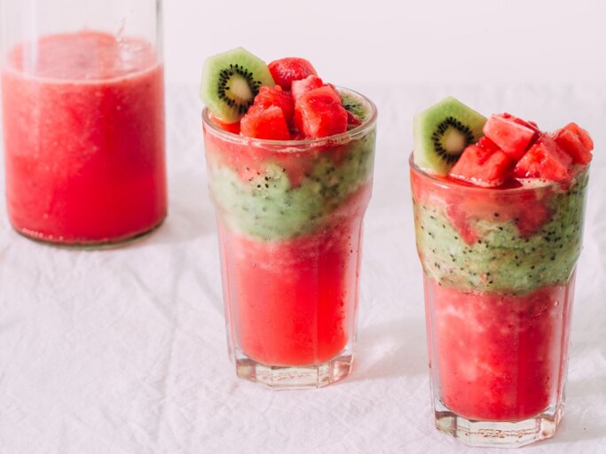Zwei Gläser mit dem Wassermelonen-Kiwi-Smoothie auf weißem Unter- und Hintergrund. | © Shutterstock/ yari2000
