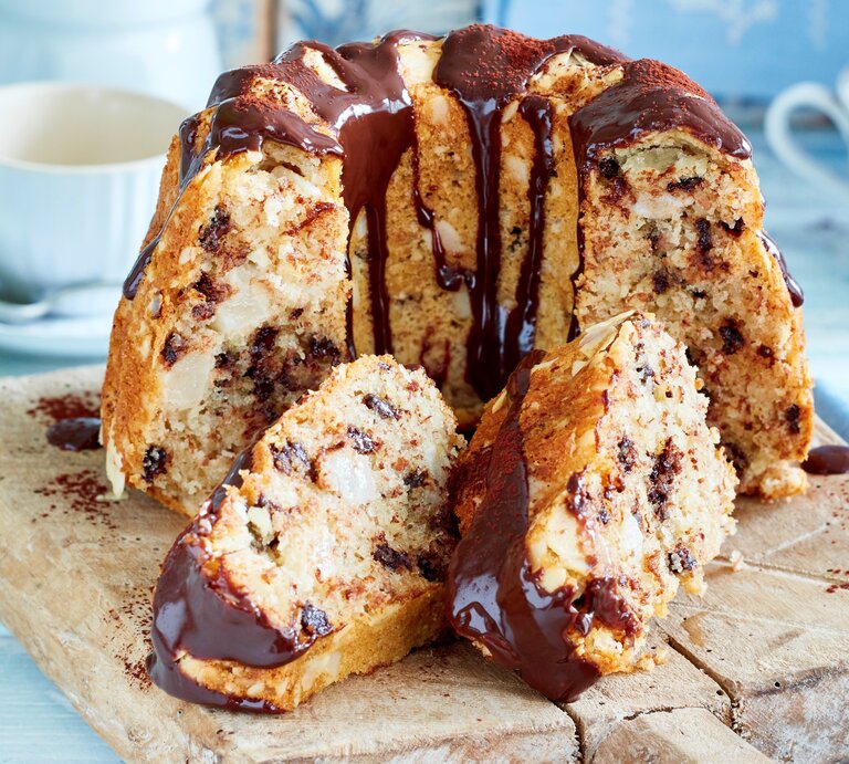 Birne-Helene-Gugelhupf auf einem Holzbrett angeschnitten. | © EAT CLUB/Isabell Triemer