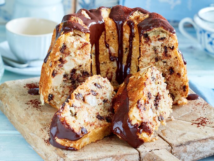 Birne-Helene-Gugelhupf auf einem Holzbrett angeschnitten. | © EAT CLUB/Isabell Triemer