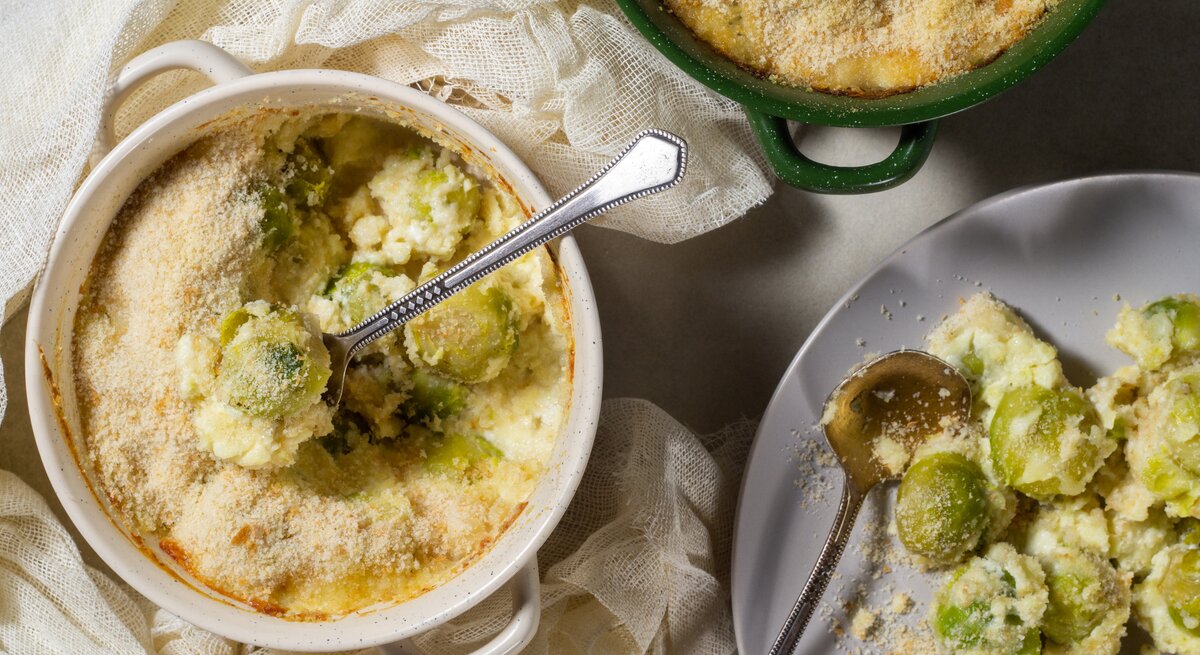  Rosenkohlauflauf mit Feta und Hüttenkäse von oben fotografiert. 