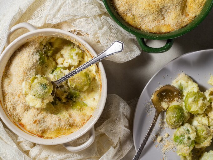  Rosenkohlauflauf mit Feta und Hüttenkäse von oben fotografiert.  | © Getty Images/NataGolubnycha