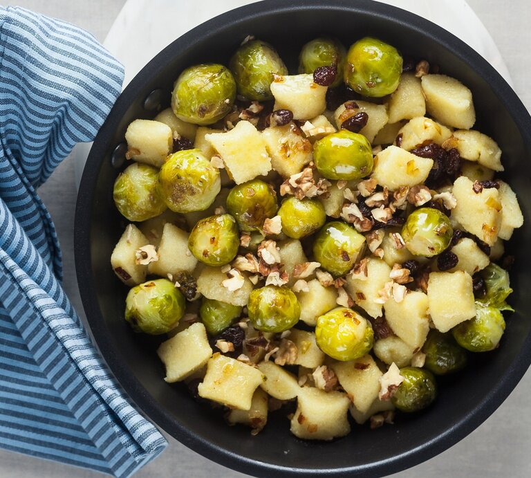 Rosenkohl-Gnocchi-Pfanne mit Walnüssen auf hellem Untergrund.  | © Shutterstock/IriGri