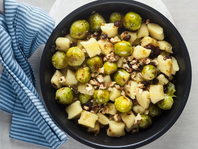 Rosenkohl-Gnocchi-Pfanne mit Walnüssen auf hellem Untergrund.  | © Shutterstock/IriGri