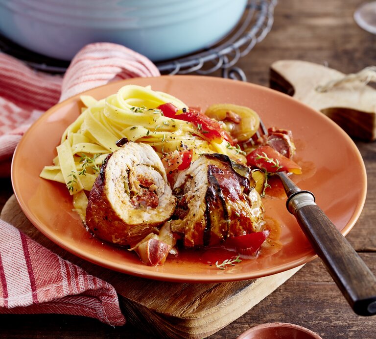 Schweinerouladen mit spanischer Salami und Nudeln auf einem Teller angerichtet. | © Eat Club/ Isabell Triemer