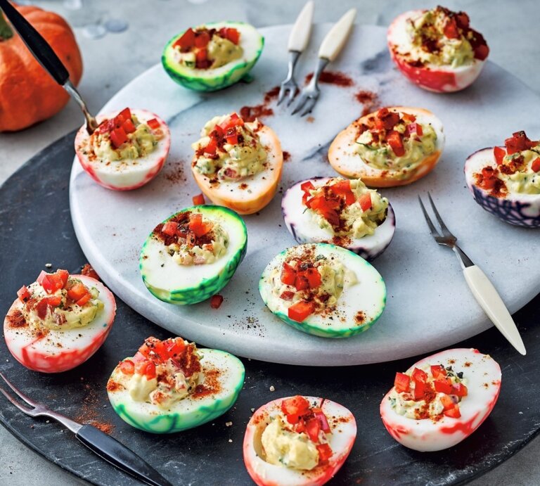 Auf einem Teller liegen gefüllte Halloween-Eier. Sie sind mit Paprika verfeinert. | © StockFood / Immediate Media / Good Food