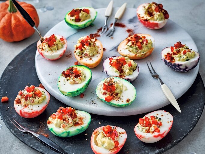 Auf einem Teller liegen gefüllte Halloween-Eier. Sie sind mit Paprika verfeinert. | © StockFood / Immediate Media / Good Food