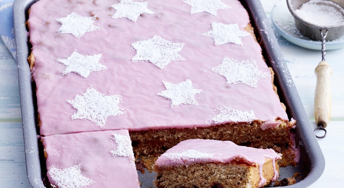 Glühweinkuchen vom Blech mit rosa Glasur und Puderzucker-Sternen. 