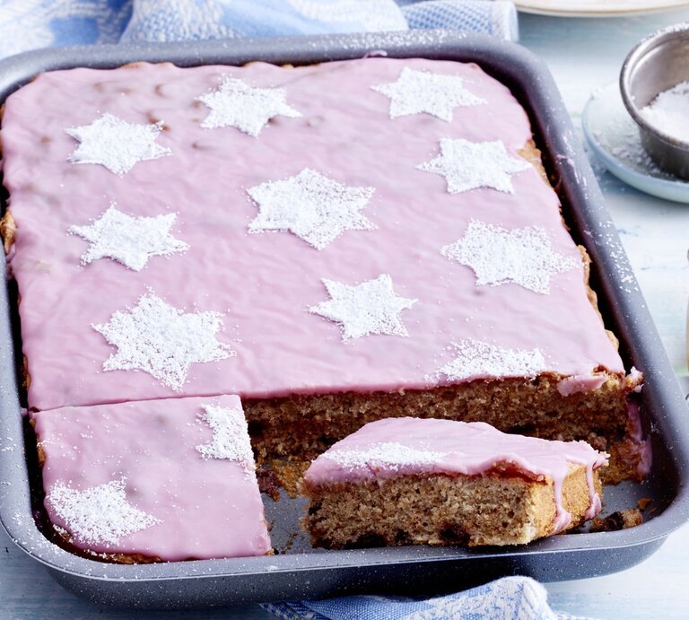 Glühweinkuchen vom Blech mit rosa Glasur und Puderzucker-Sternen.  | © EAT CLUB / Isabell Triemer 