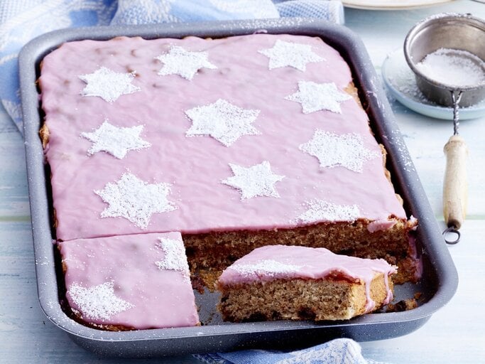 Glühweinkuchen vom Blech mit rosa Glasur und Puderzucker-Sternen.  | © EAT CLUB / Isabell Triemer 