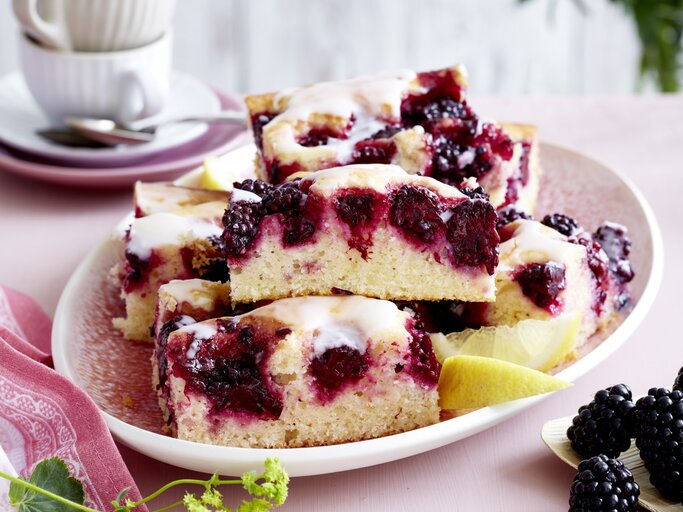 Brombeer-Joghurt-Kuchen auf einem rosa Teller. | © EAT CLUB / Isabell Triemer