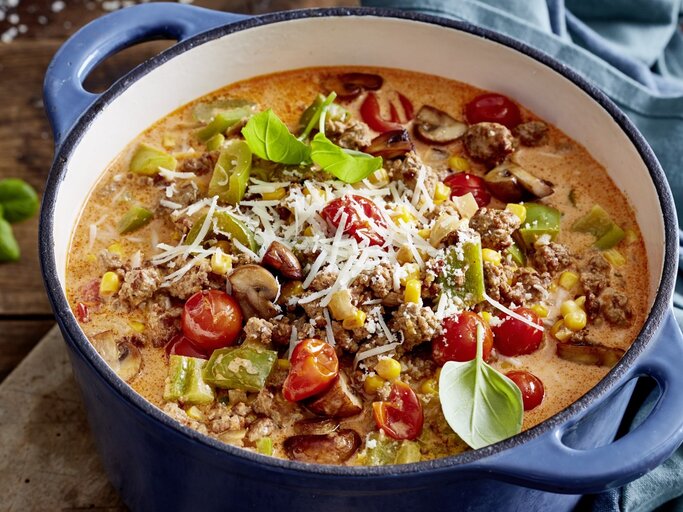 Dieser aromatische Bergsteiger-Pizza-Eintopf ist genau das Richtige für die kalten Tage. | © EAT CLUB / Isabell Triemer