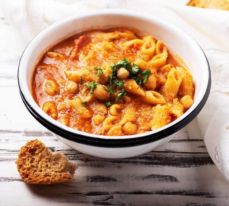 Eine Schüssel Pasta e Ceci, italienischer Nudeleintopf mit Kichererbsen, garniert mit Petersilie. | © Adobe Stock/ nolonely