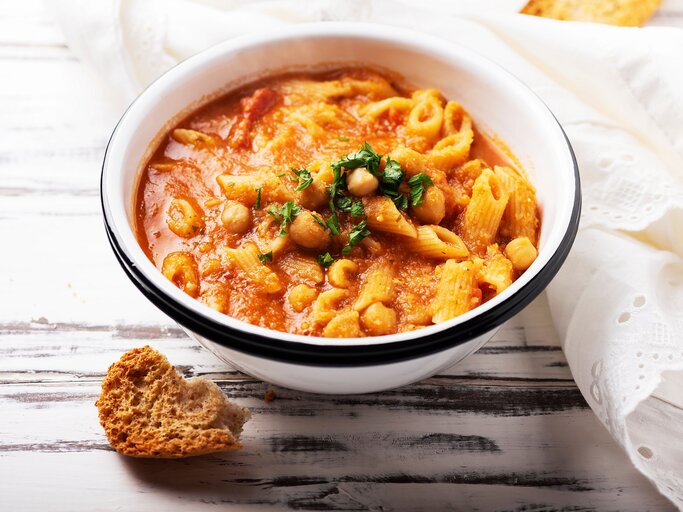 Eine Schüssel Pasta e Ceci, italienischer Nudeleintopf mit Kichererbsen, garniert mit Petersilie. | © Adobe Stock/ nolonely