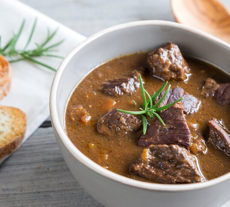 Gulasch in weißer Schüssel. | © Getty Images / juefraphoto
