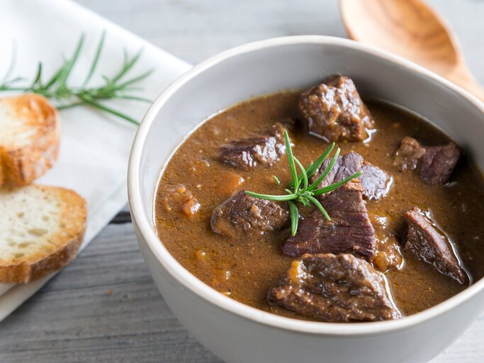 Gulasch in weißer Schüssel. | © Getty Images / juefraphoto