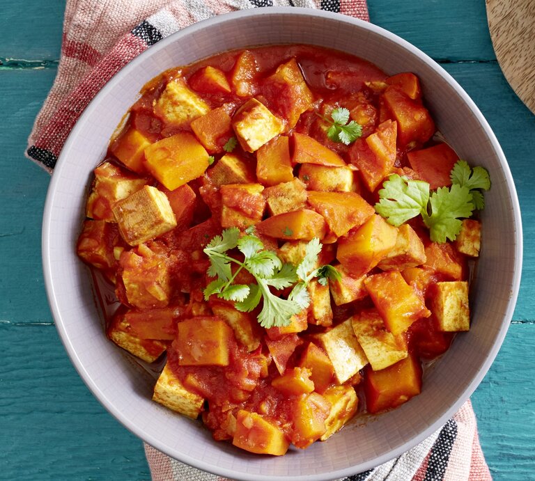 Ein Teller Kürbis-Tofu-Ragout mit Petersilie bestreut, Draufsicht. | © EAT CLUB/ Isabell Triemer