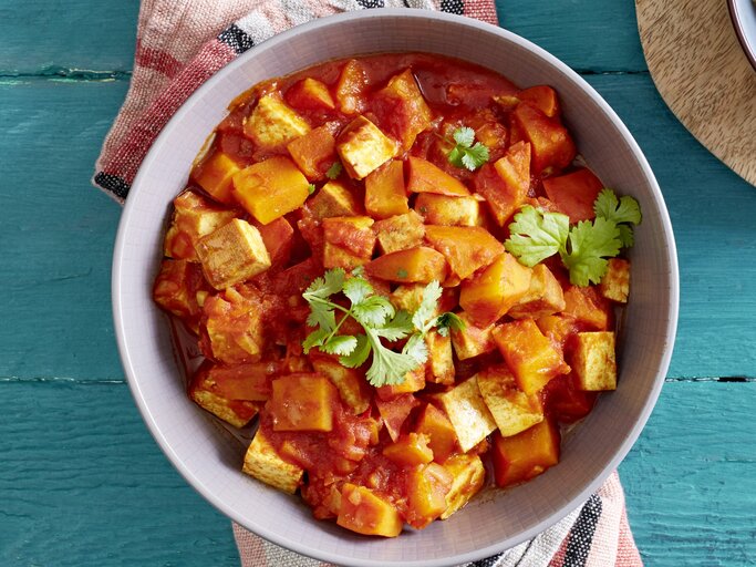 Ein Teller Kürbis-Tofu-Ragout mit Petersilie bestreut, Draufsicht. | © EAT CLUB/ Isabell Triemer