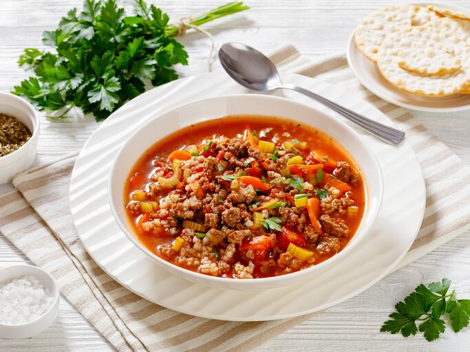 Tomatige Hackfleisch-Suppe auf weißem Teller.  | © Getty Images/from_my_point_of_view