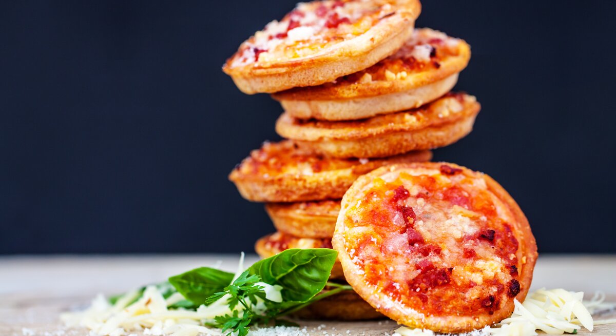 Ein Stapel mit Pizza-Toasties vor einem dunklen Hintergrund.