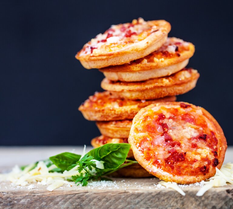 Ein Stapel mit Pizza-Toasties vor einem dunklen Hintergrund. | © Getty Images/ grau-art
