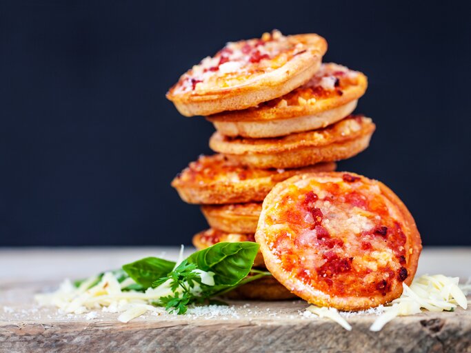 Ein Stapel mit Pizza-Toasties vor einem dunklen Hintergrund. | © Getty Images/ grau-art
