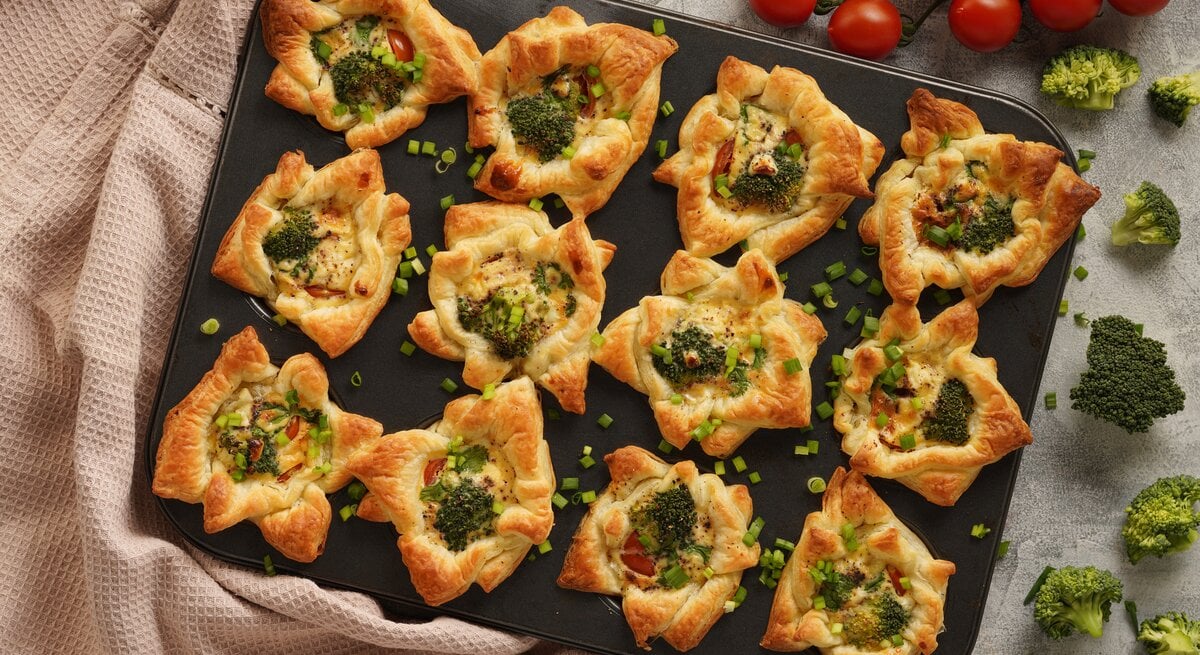 Brokkoli-Muffins mit Mozzarella, Tomaten und Schnittlauch in Muffinform.