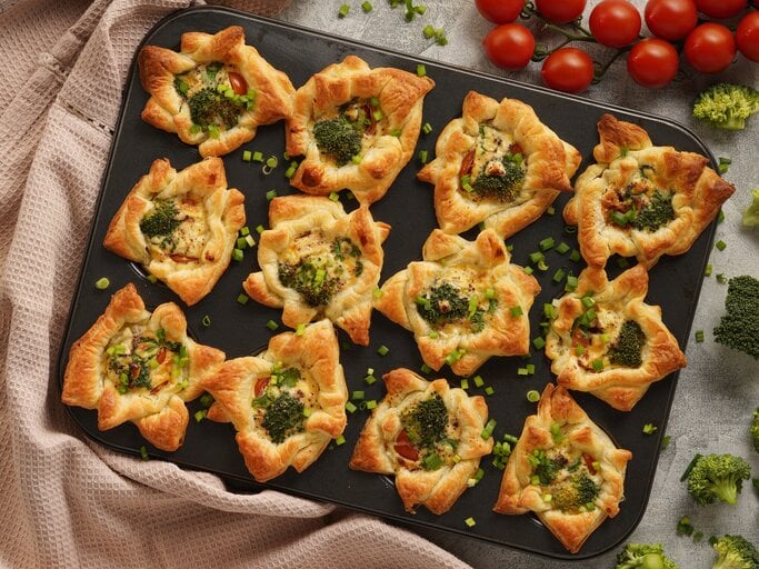 Brokkoli-Muffins mit Mozzarella, Tomaten und Schnittlauch in Muffinform. | © Getty Images/iko636