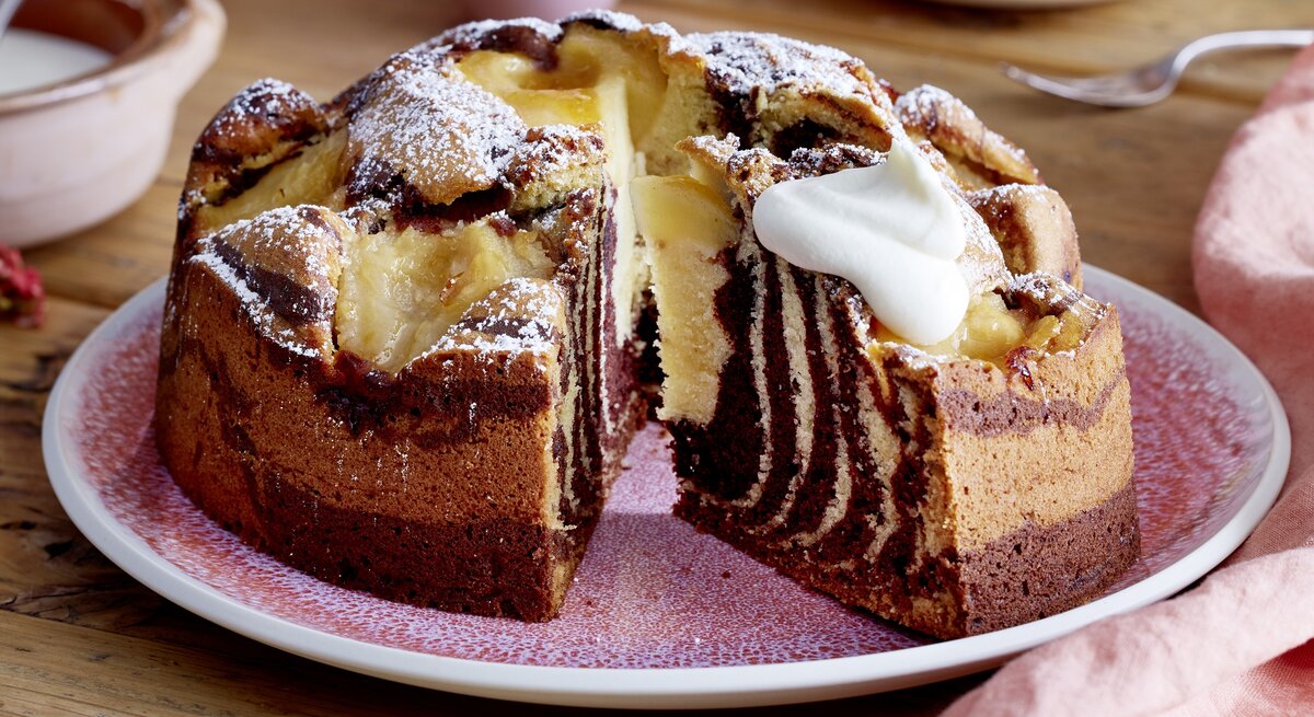 Birnen-Zebrakuchen auf Teller angerichtet.
