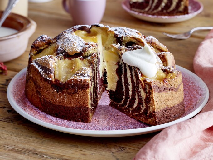 Birnen-Zebrakuchen auf Teller angerichtet. | © EAT CLUB/Isabell Triemer