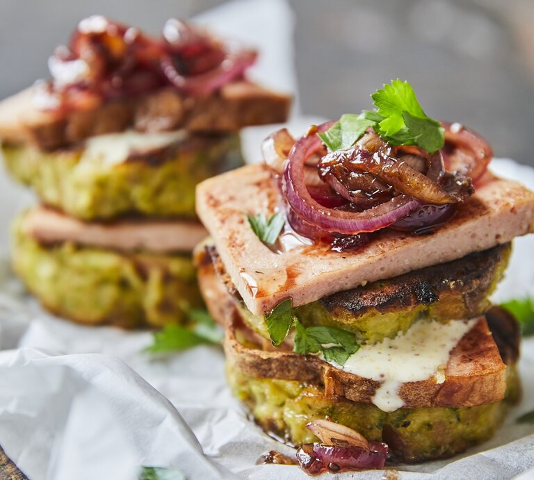 Knödelburger mit Leberkäse und roten Zwiebeln stehen auf Backpapier.  | © StockFood / Kirchherr, Jo
