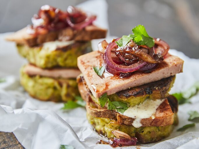 Knödelburger mit Leberkäse und roten Zwiebeln stehen auf Backpapier.  | © StockFood / Kirchherr, Jo