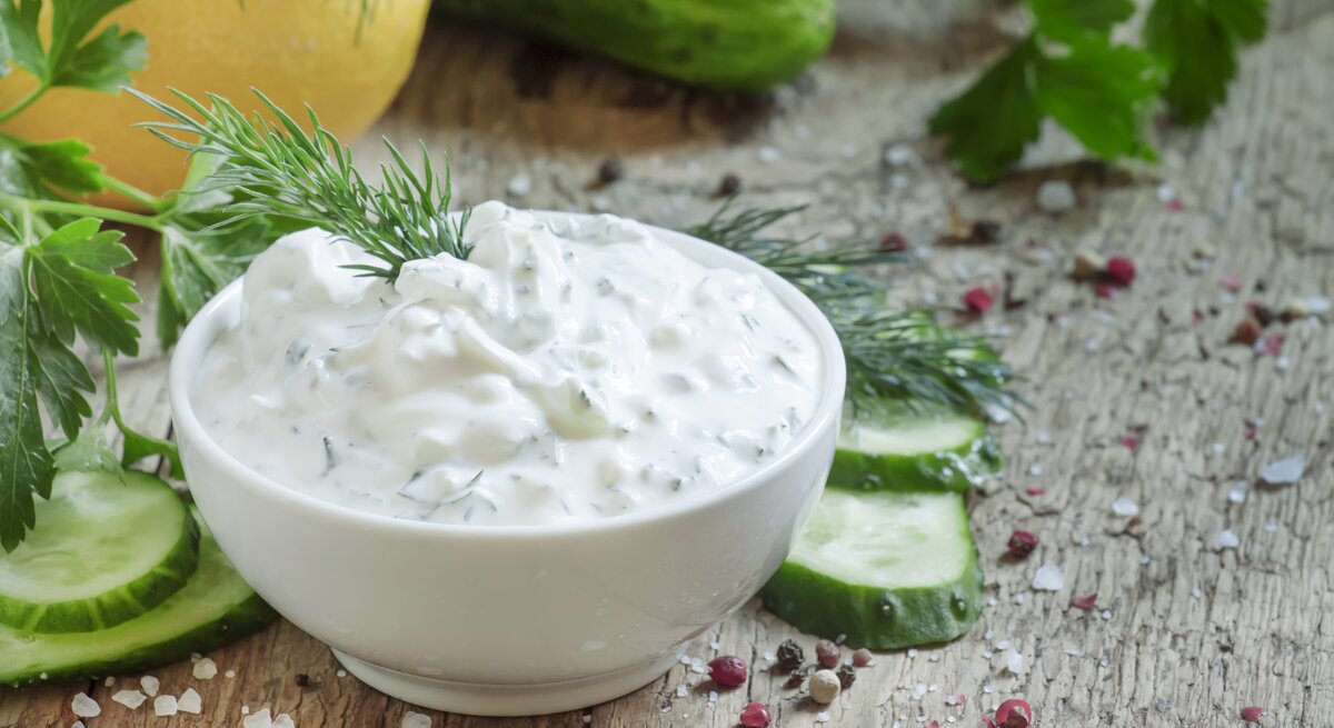 Ranch Dressing in weißer Schale mit Kräuter verziert