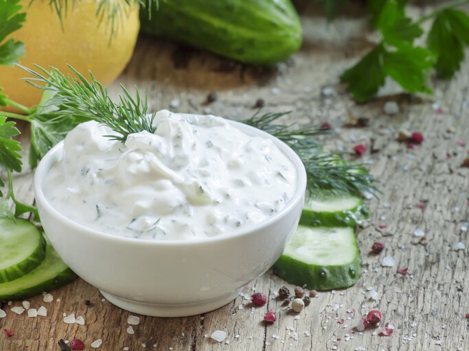 Ranch Dressing in weißer Schale mit Kräuter verziert | © GettyImages/5PH