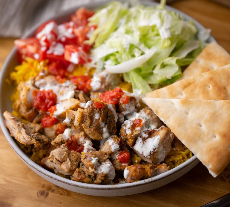 Ein veganer Gyros-Salat mit Sojaschnetzeln, Salat, Reis und Joghurtsoße, dazu Fladenbrot. | © Shutterstock/ Atsushi Hirao
