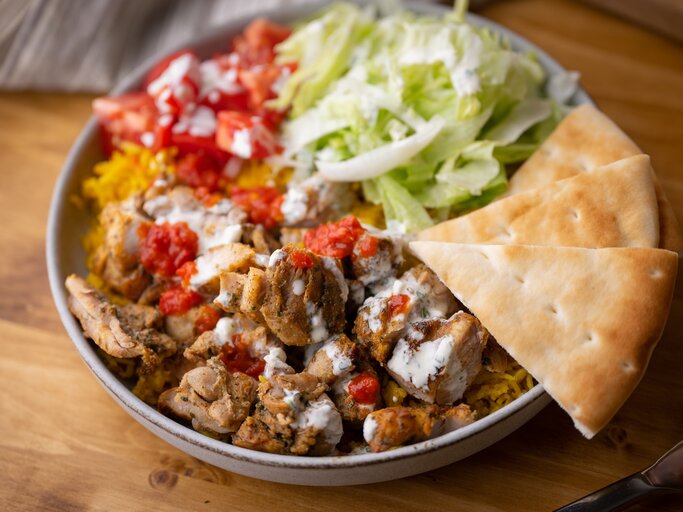 Ein veganer Gyros-Salat mit Sojaschnetzeln, Salat, Reis und Joghurtsoße, dazu Fladenbrot. | © Shutterstock/ Atsushi Hirao