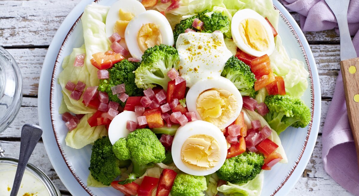 Brokkoli-Salat mit Ei auf Teller serviert.