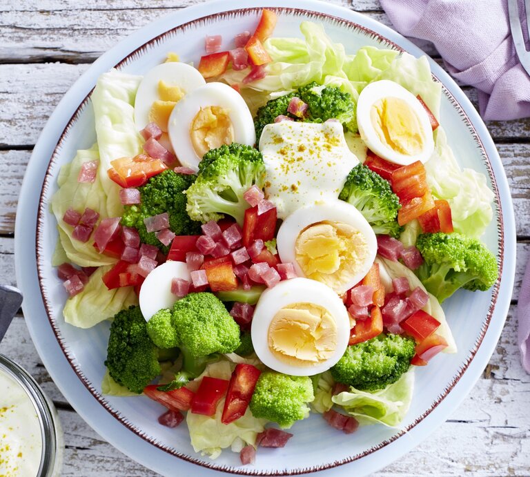 Brokkoli-Salat mit Ei auf Teller serviert. | © EAT CLUB/ Isabell Triemer