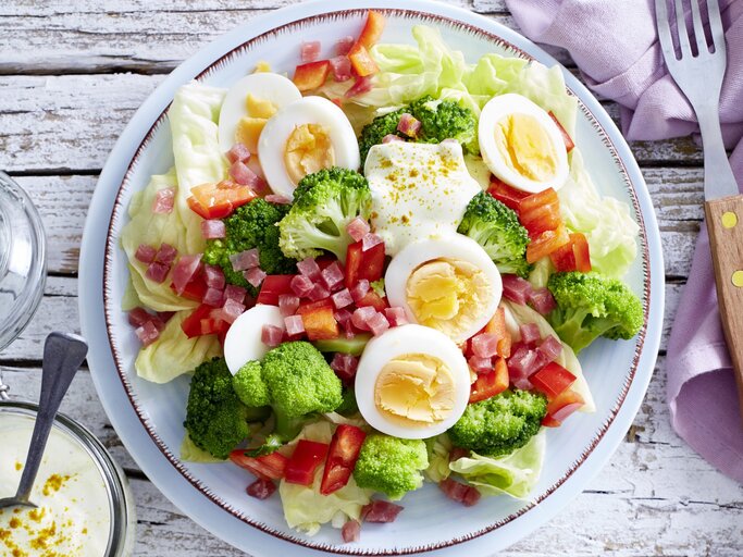 Brokkoli-Salat mit Ei auf Teller serviert. | © EAT CLUB/ Isabell Triemer