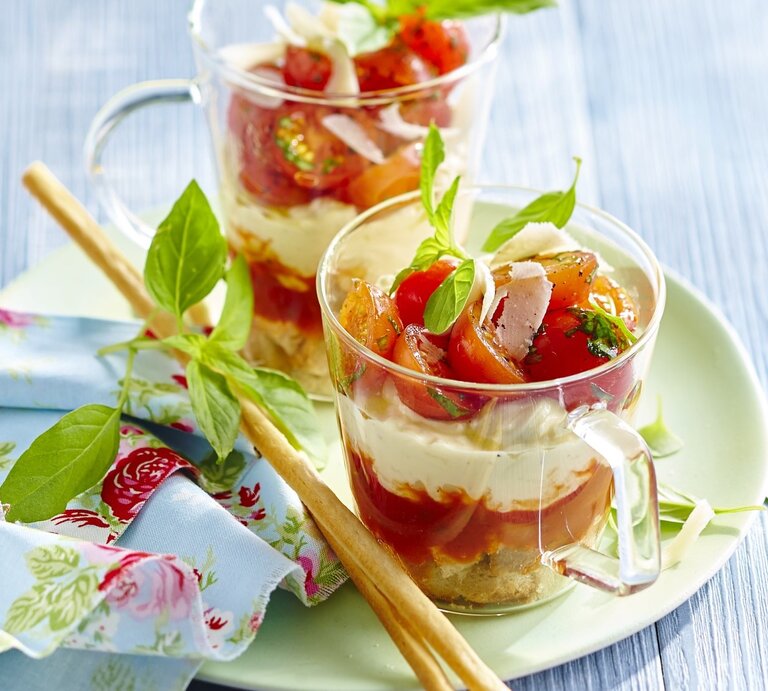 Pikantes Tiramisu mit Tomate-Mozzarella | © StockFood/ PhotoCuisine/ Marielle, Bruno