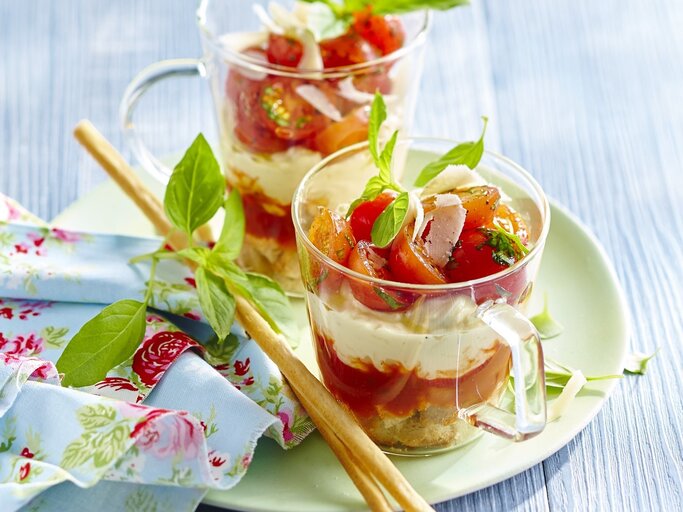 Pikantes Tiramisu mit Tomate-Mozzarella | © StockFood/ PhotoCuisine/ Marielle, Bruno