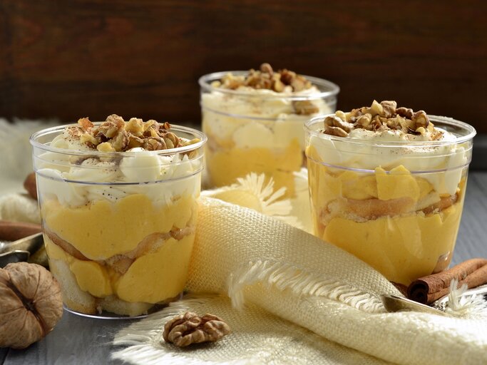 Drei Gläser mit Kürbis-Tiramisu auf einem grauen Tisch. | © Shutterstock/Nataliia Leontieva