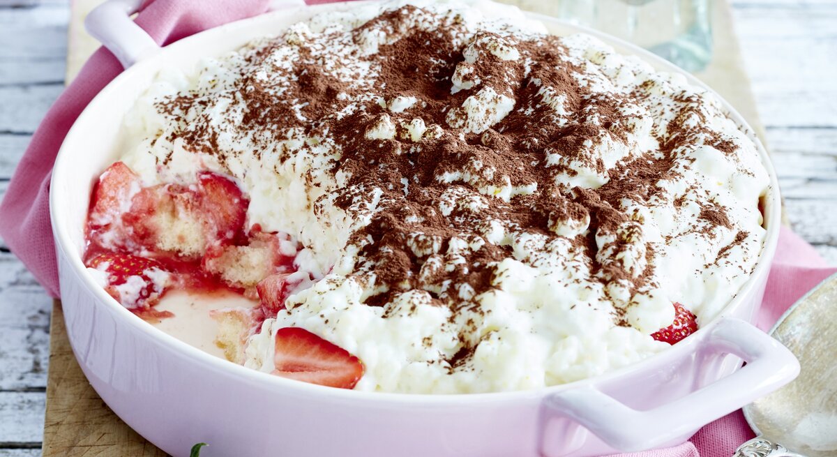 Milchreis-Tiramisu mit Erdbeeren in Schale angerichtet.