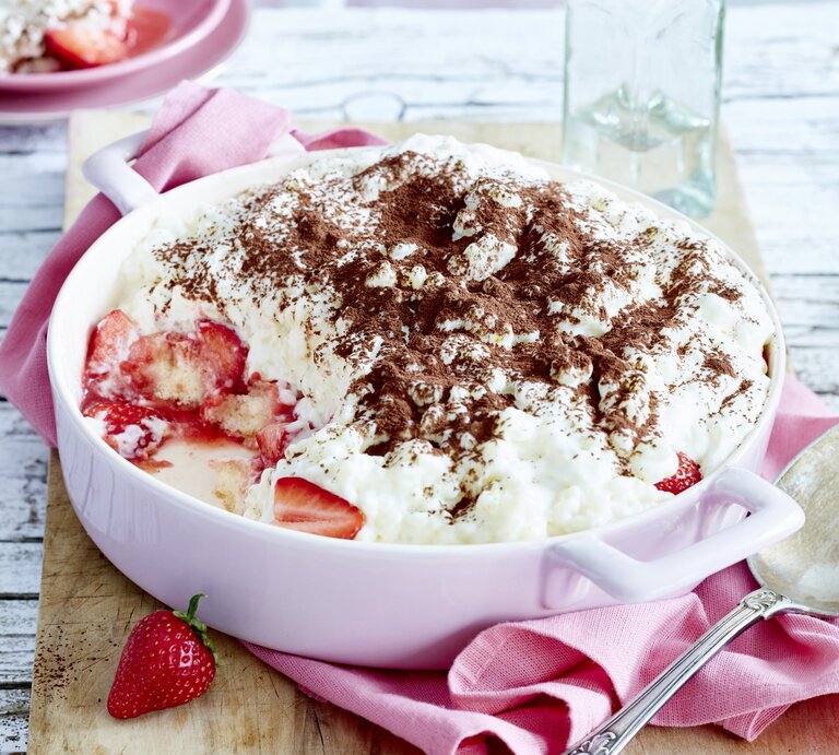 Milchreis-Tiramisu mit Erdbeeren in Schale angerichtet. | © EAT CLUB/Isabell Triemer