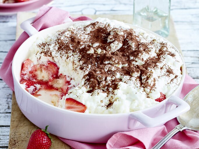 Milchreis-Tiramisu mit Erdbeeren in Schale angerichtet. | © EAT CLUB/Isabell Triemer