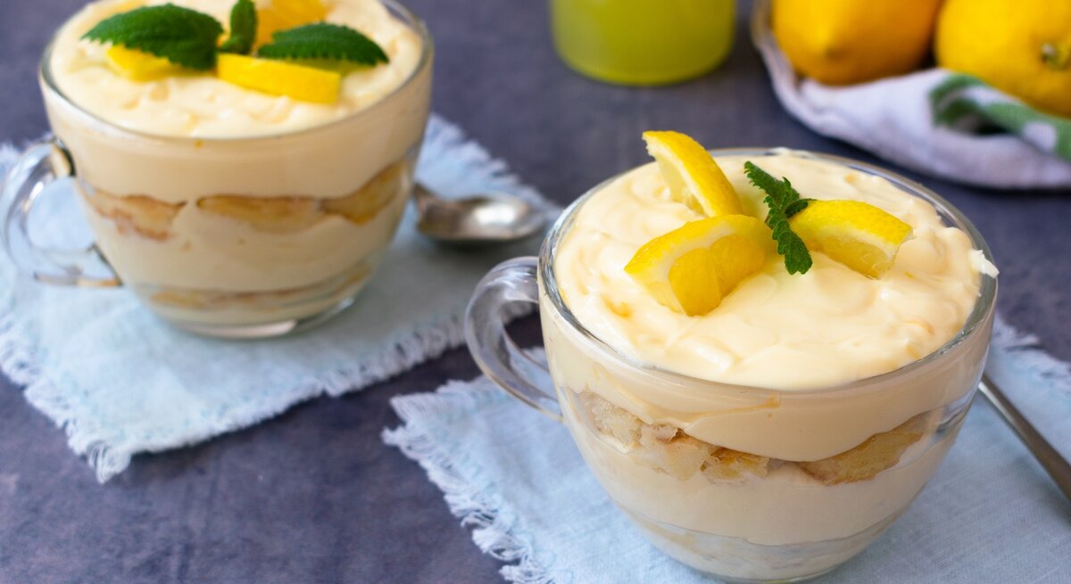 Zwei Gläser mit Limoncello-Tiramisu auf einem Jeansfetzen.