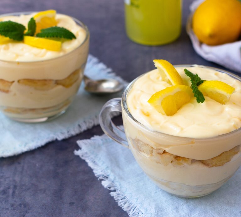 Zwei Gläser mit Limoncello-Tiramisu auf einem Jeansfetzen. | © Shutterstock/Micaela Fiorellini